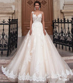 Vestido de novia transparente color champán con cinturón de perlas extraíble, sin mangas, espalda descubierta y encaje (Serie 2023). 