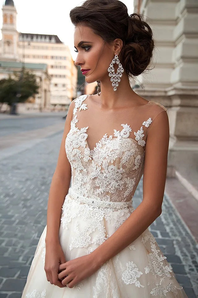 Vestido de novia transparente color champán con cinturón de perlas extraíble, sin mangas, espalda descubierta y encaje (Serie 2023). 