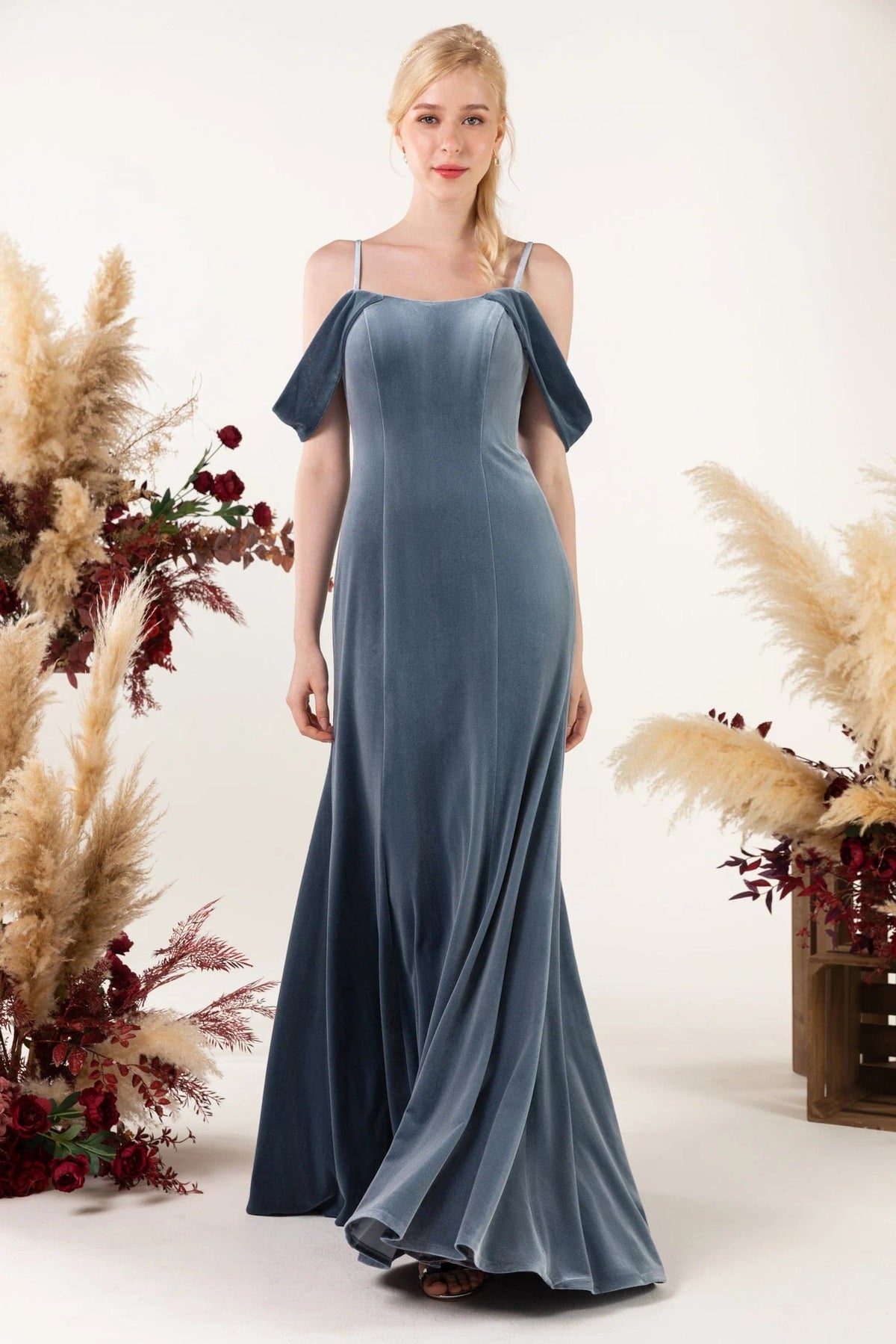 Vestido de dama de honor de terciopelo con cola de cepillo