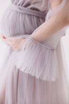Vestido de maternidad de tul con escote en V y cola