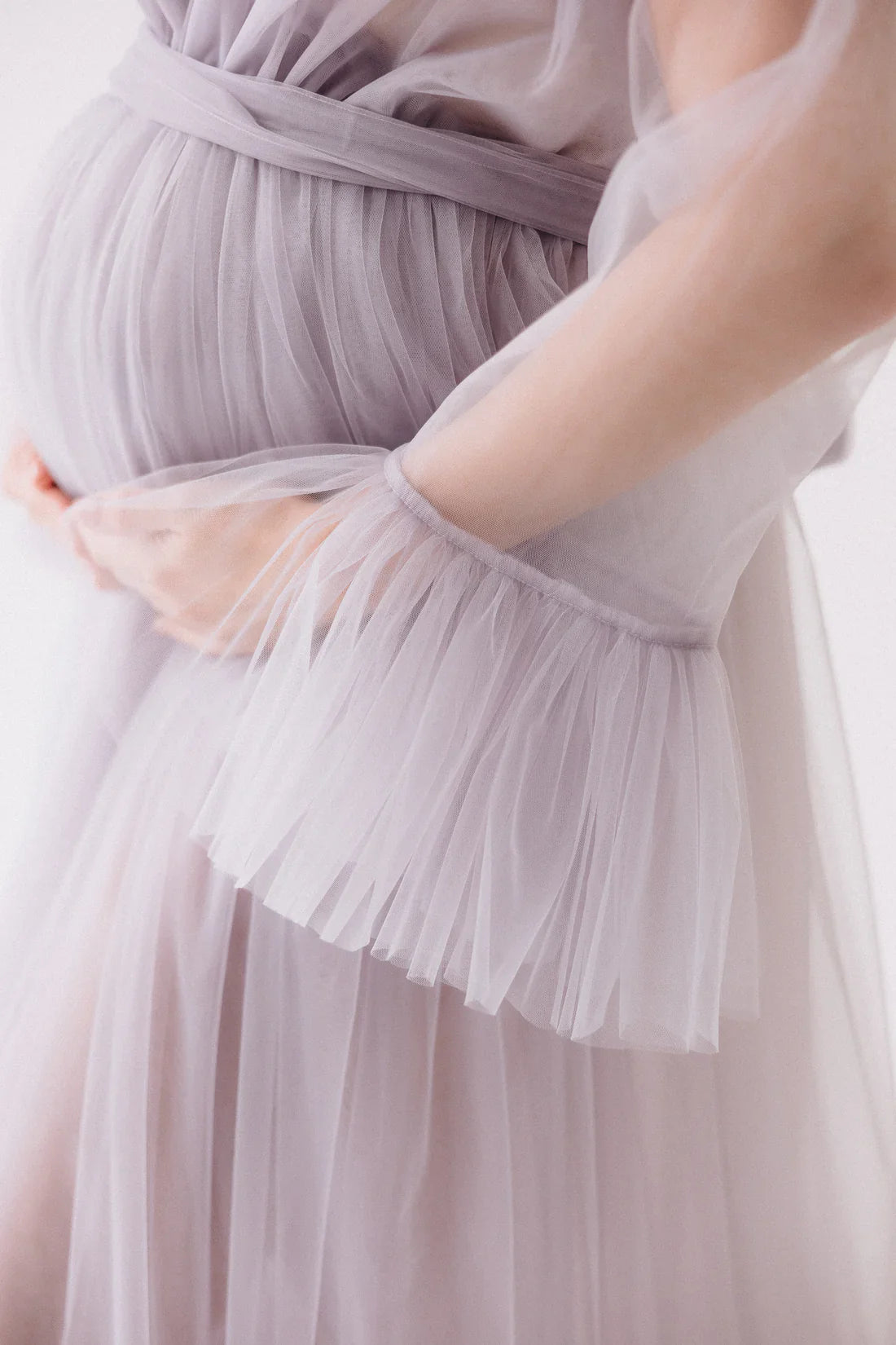 Vestido de maternidad de tul con escote en V y cola