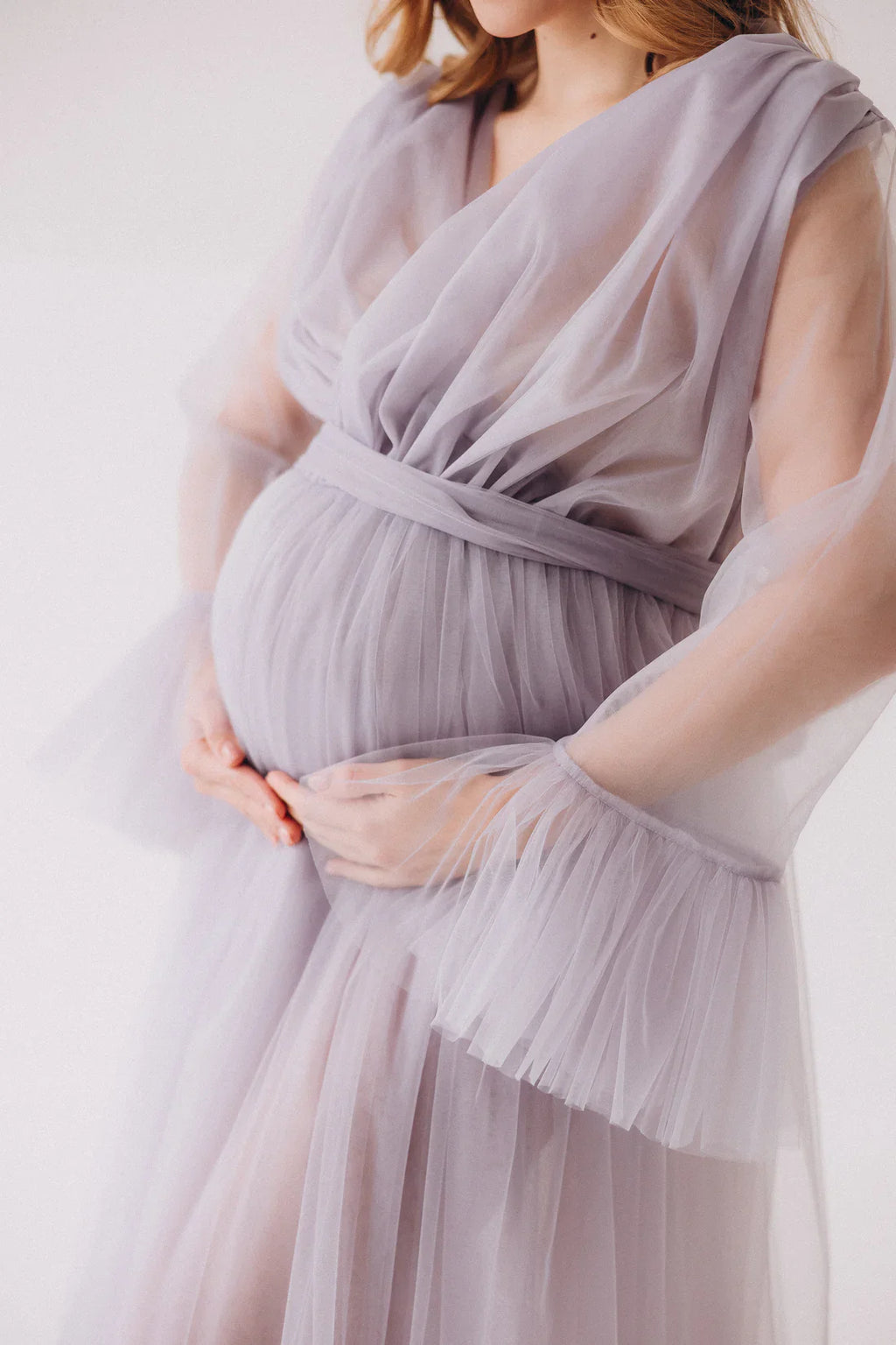 Vestido de maternidad de tul con escote en V y cola