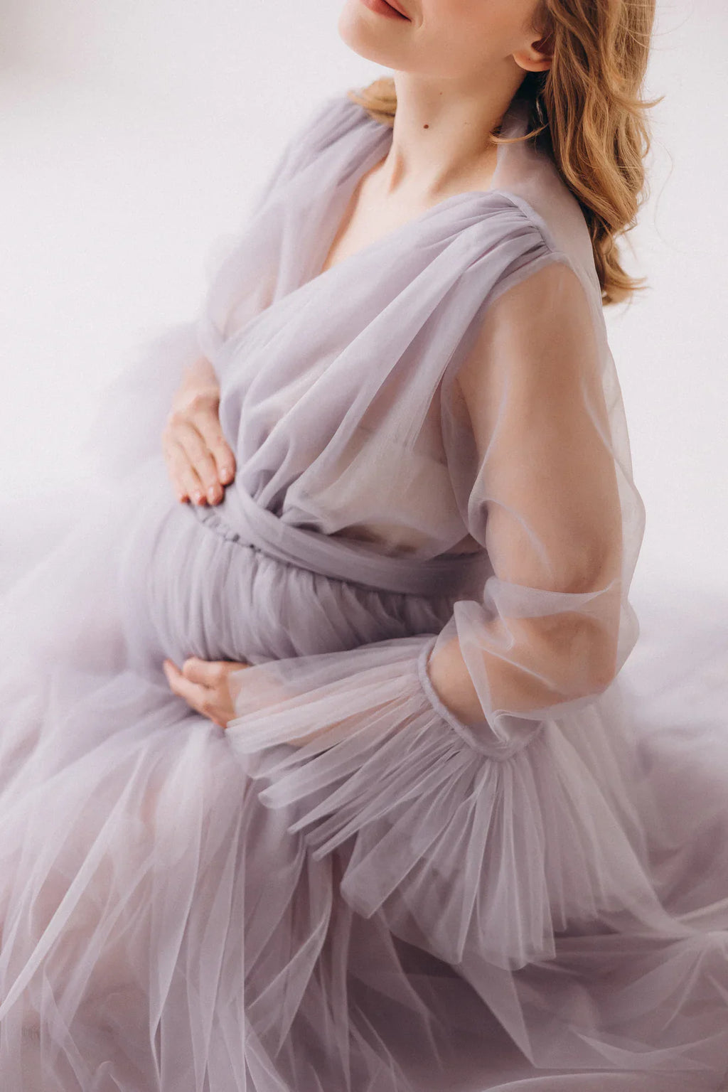 Vestido de maternidad de tul con escote en V y cola