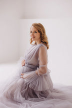 Vestido de maternidad de tul con escote en V y cola