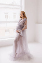 Vestido de maternidad de tul con escote en V y cola