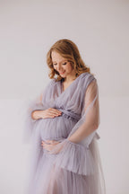 Vestido de maternidad de tul con escote en V y cola