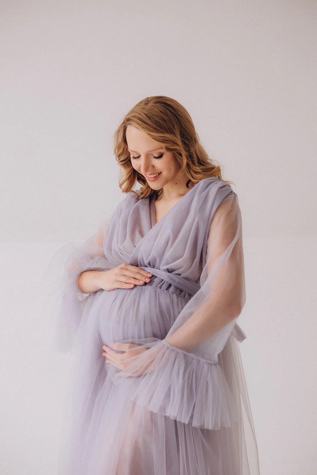 Vestido de maternidad de tul con escote en V y cola