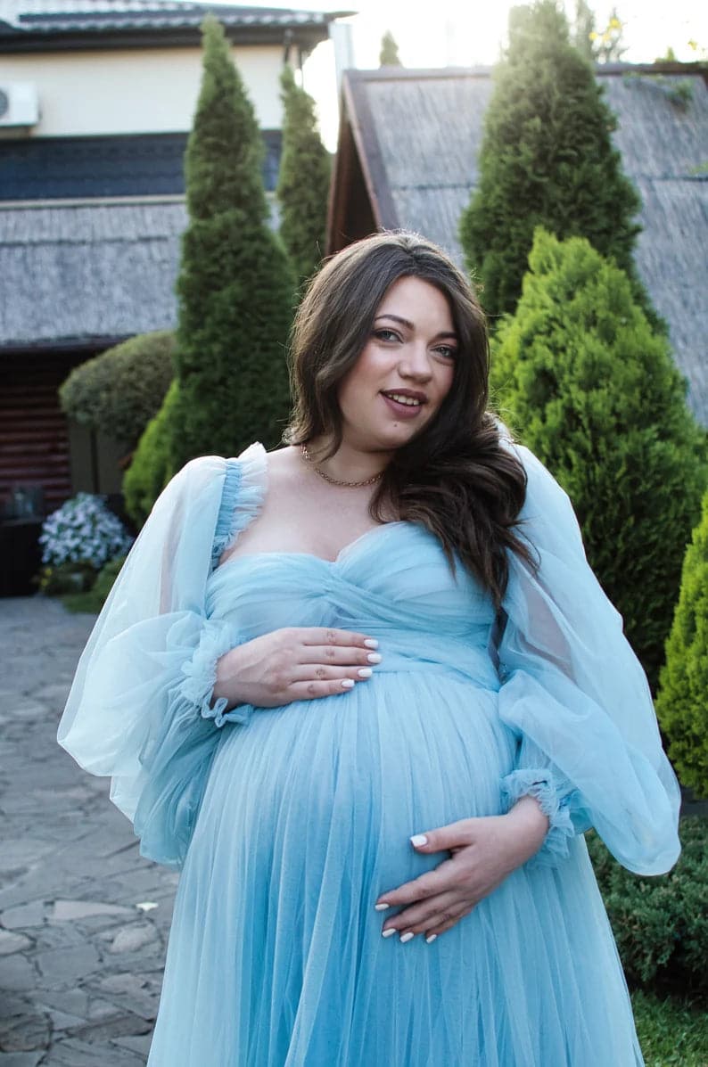 Vestido de maternidad de tul azul para sesión de fotos 