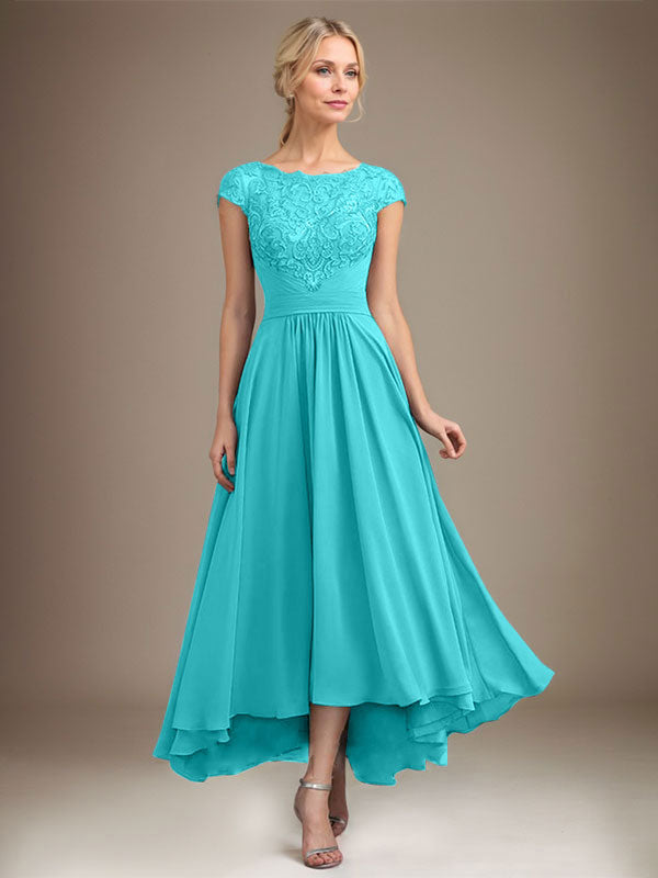 Vestido de novia de corte asimétrico, corte en A, escote ilusión, encaje y gasa con pliegues. 