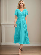 Vestido de novia de gasa de encaje, corte en A, escote en V y largo hasta la rodilla. 