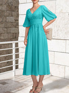 Vestido de novia de gasa de encaje, corte en A, escote en V y largo hasta la rodilla, con pliegues.