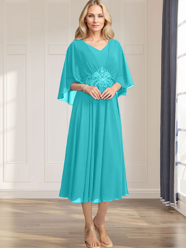 Robe de mariée trapèze en mousseline de soie, longueur thé, col en V, ornée de sequins plissés, d'appliques de dentelle et de perles. 