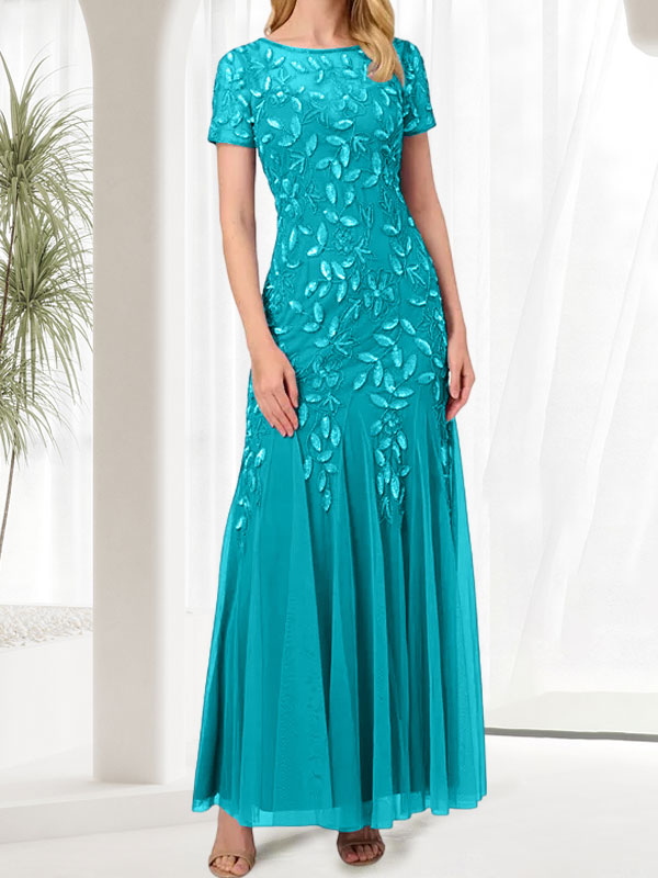 Robe longue bleue sirène à col rond ornée de perles, idéale pour la mère de la mariée