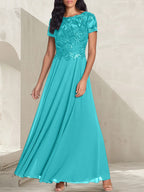 Vestido largo de corte A, color gris carbón, con escote redondo y detalles de pedrería, ideal para la madre de la novia.