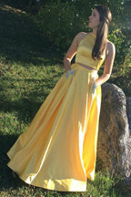 Robe de bal longue deux pièces en satin à col halter et poche ornée de perles