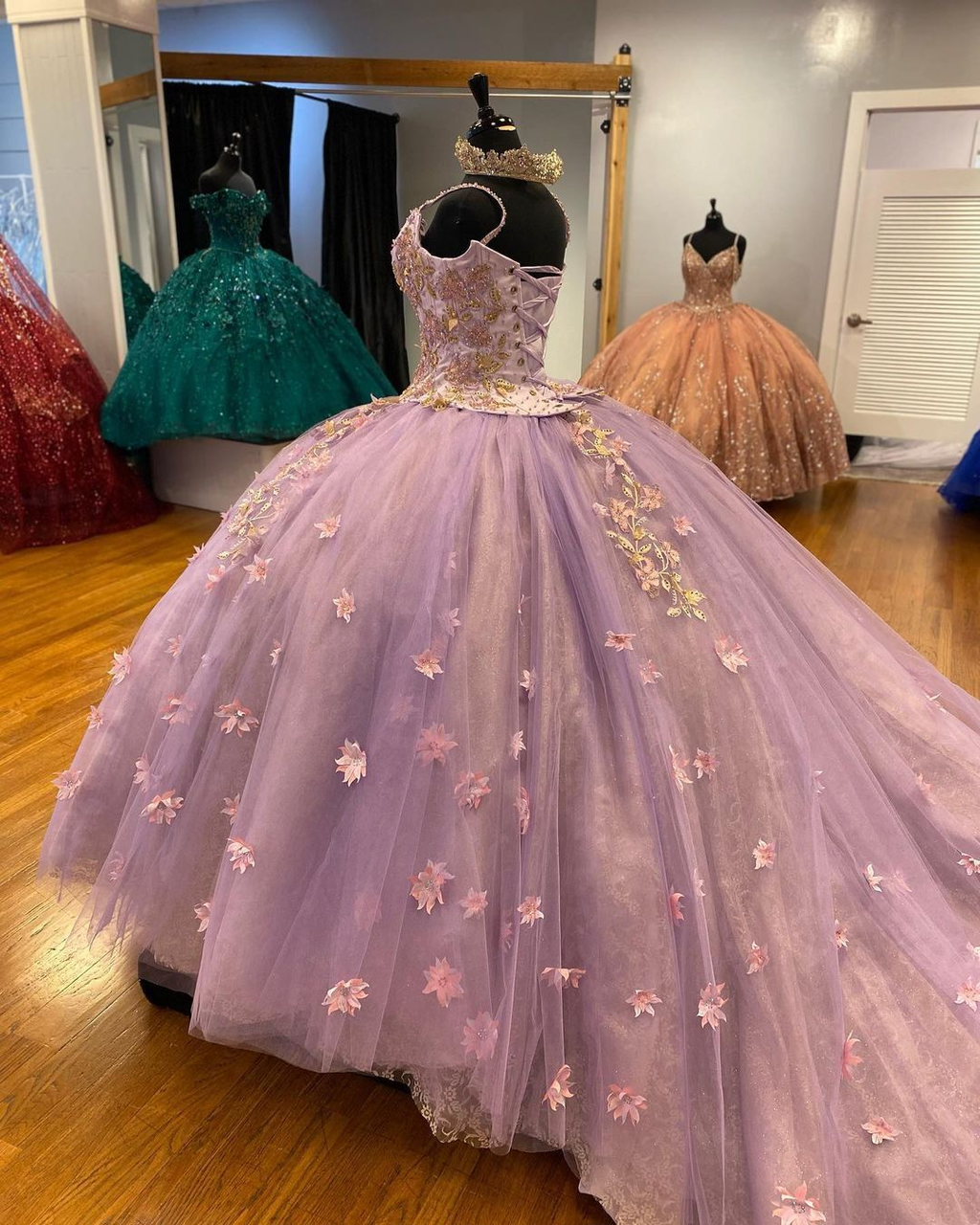 Vestido de quinceañera con preciosos tirantes finos, flores 3D, cola de corte y encaje interior Y1247