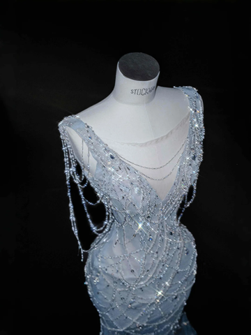 Vestido de noche largo de sirena con escote en V, tul azul sueño y cadena de cuentas Y8665