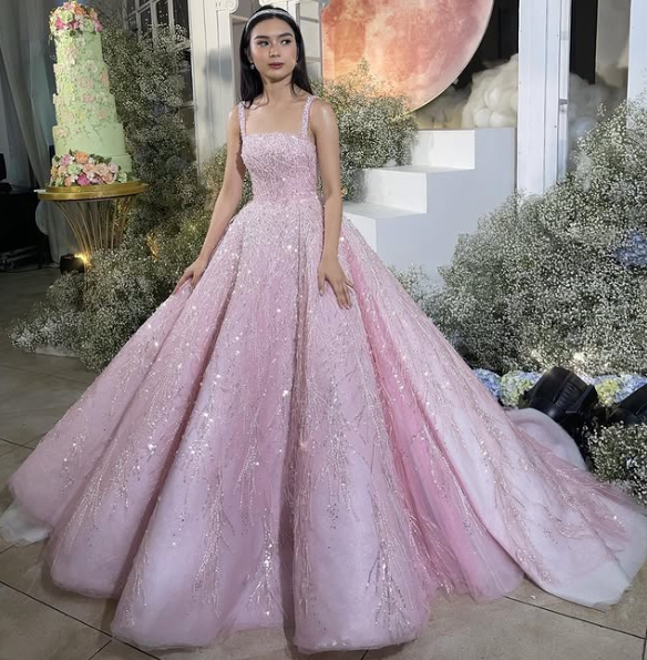 Vestido de gala largo rosa con tirantes, lentejuelas y cuentas, ideal para ocasiones formales (modelo Y4918)