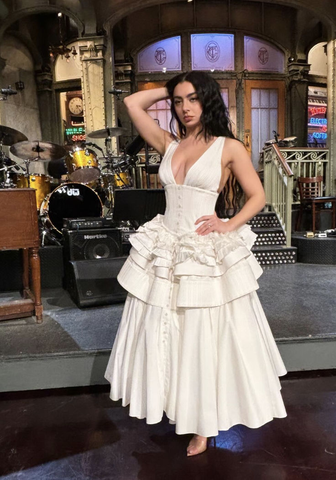 Elegante vestido de noche blanco de satén con escote en V profundo y múltiples capas, corte en A, modelo Y8145