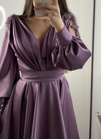 Vestido de noche corto hasta la rodilla con mangas abullonadas, ideal para bodas, fiestas y bailes de graduación. Incluye apliques de cuentas. Estilo árabe. Modelo Y5018