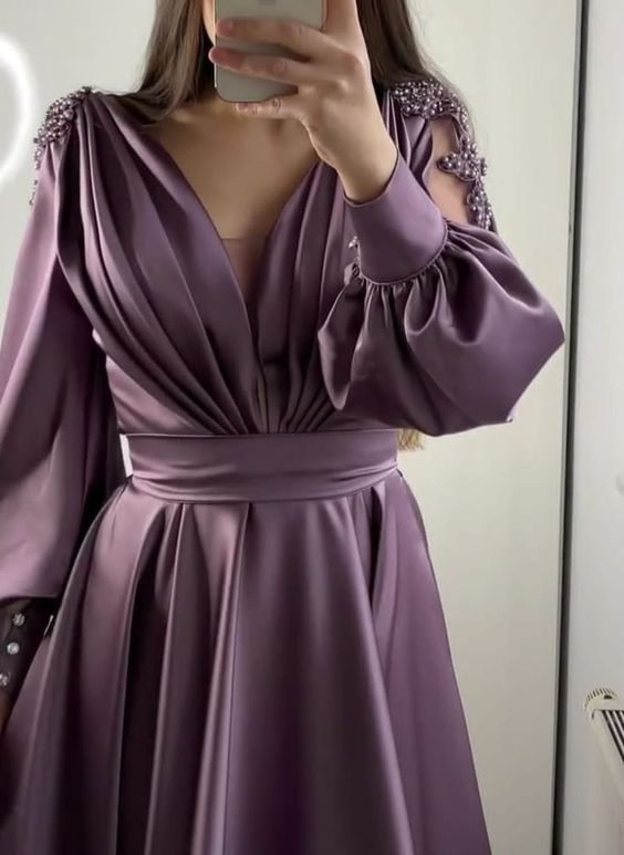Vestido de noche corto hasta la rodilla con mangas abullonadas, ideal para bodas, fiestas y bailes de graduación. Incluye apliques de cuentas. Estilo árabe. Modelo Y5018