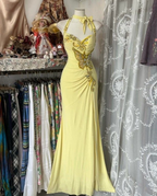 Elegante vestido largo de fiesta amarillo estilo sirena con lentejuelas y diamantes, escote halter y espalda descubierta (Y8554)