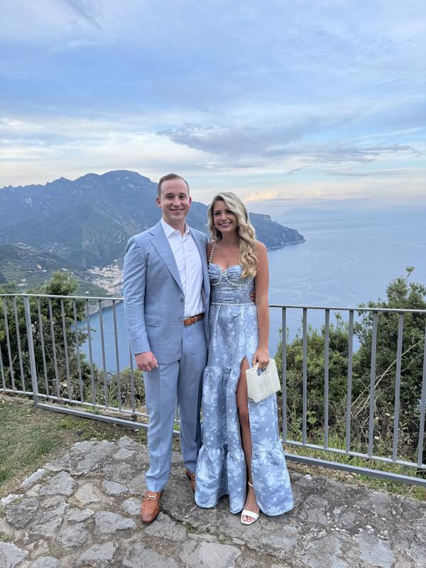 Elegante vestido de noche azul satinado con estampado floral, perlas escalonadas y cuentas, corte en A, abertura, ideal para fiestas y graduaciones (Y8461)