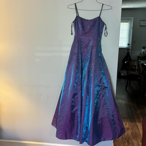 Precioso vestido de noche morado con cuentas, corte en A, tirantes finos, ideal para fiestas y graduaciones (Y7955)