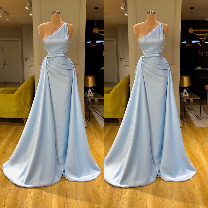 Vestido largo de fiesta azul claro con escote corazón y pliegues suaves. 