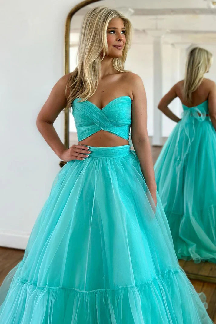 Robe de bal longue et élégante en tulle vert menthe, coupe trapèze, épaules dénudées.