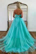 Robe de bal longue et élégante en tulle vert menthe, coupe trapèze, épaules dénudées.