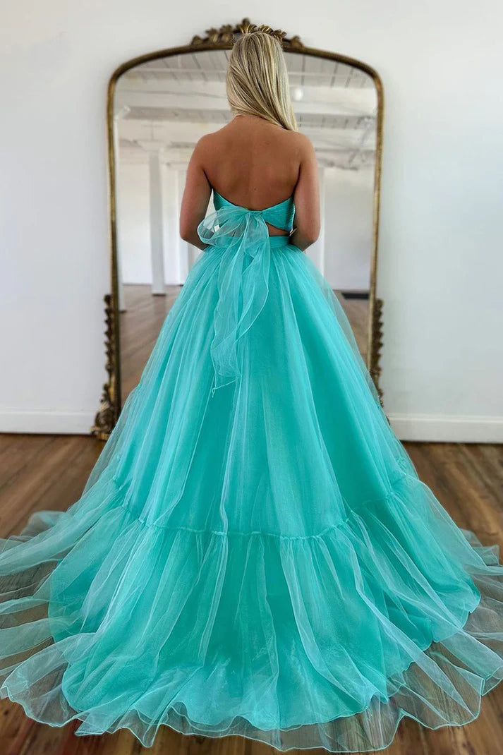 Robe de bal longue et élégante en tulle vert menthe, coupe trapèze, épaules dénudées.