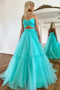 Robe de bal longue et élégante en tulle vert menthe, coupe trapèze, épaules dénudées.