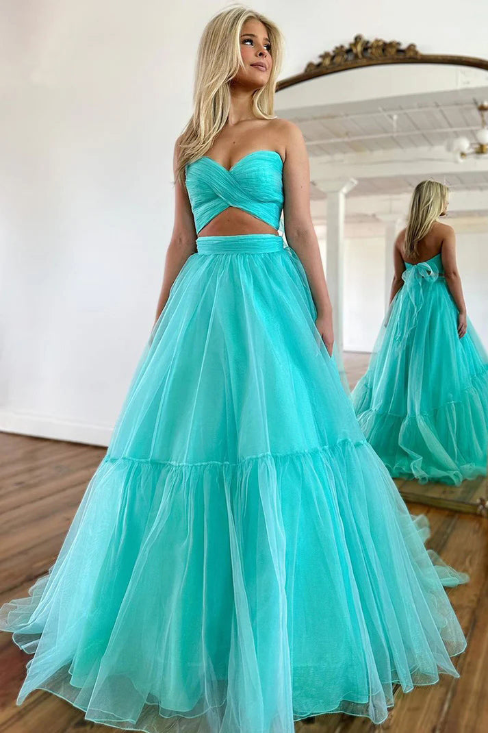 Robe de bal longue et élégante en tulle vert menthe, coupe trapèze, épaules dénudées.