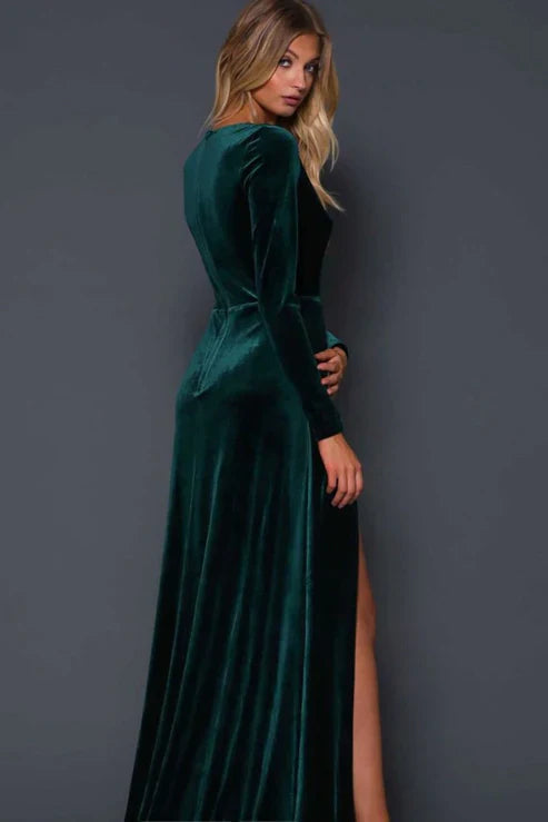 Vestido de fiesta de terciopelo con mangas largas y abertura 