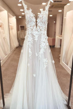 Vestidos de novia largos de corte A, escote en V, gasa, encaje, espalda descubierta y abertura.