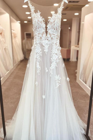 Robe de mariée longue en mousseline de soie et dentelle, coupe trapèze, col en V, dos nu et fente.