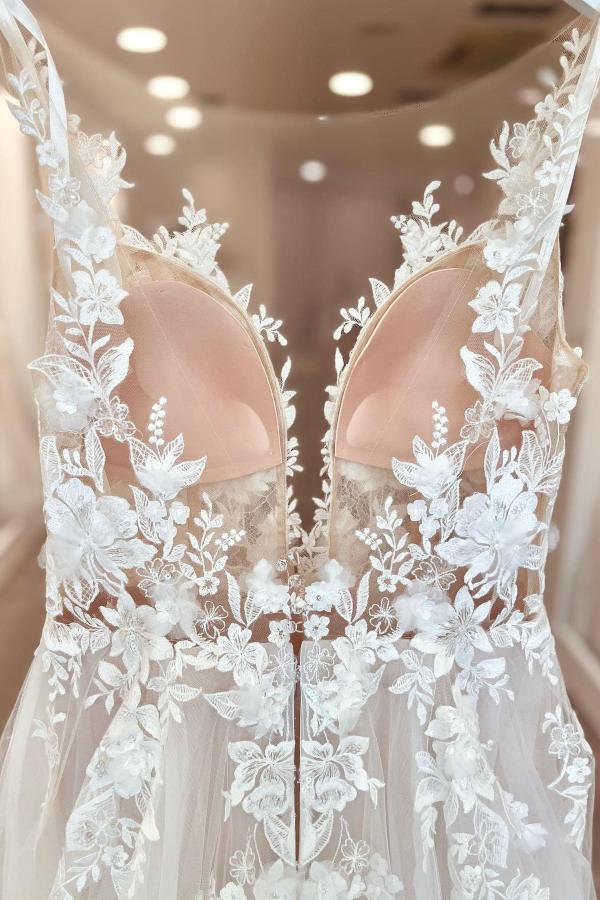 Vestidos de novia largos de corte A, escote en V, gasa, encaje, espalda descubierta y abertura.