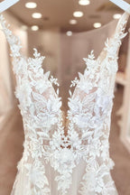 Vestidos de novia largos de corte A, escote en V, gasa, encaje, espalda descubierta y abertura.
