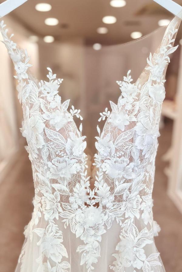Vestidos de novia largos de corte A, escote en V, gasa, encaje, espalda descubierta y abertura.
