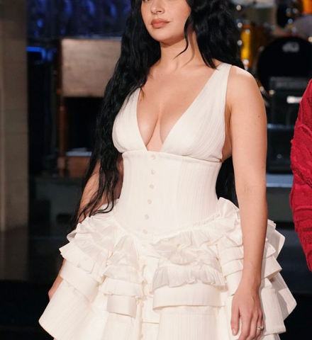 Elegante vestido de noche blanco de satén con escote en V profundo y múltiples capas, corte en A, modelo Y8145