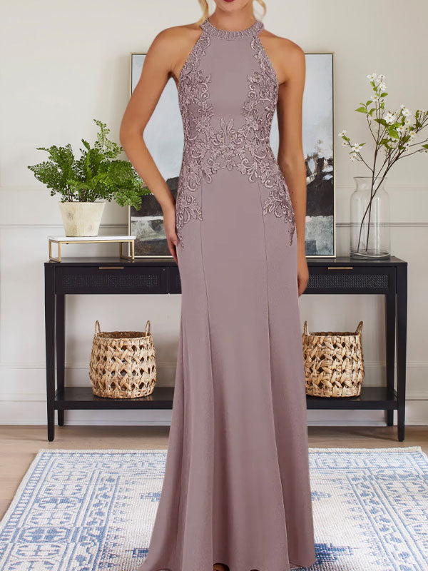 Vestido largo azul grisáceo de corte recto con cuello halter para la madre de la novia con apliques