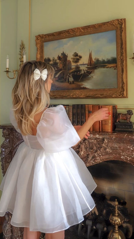 Robe de bal courte blanche en tulle à col carré et manches bouffantes Y2375