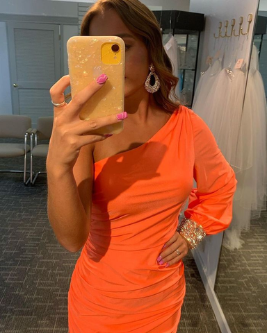 Vestido ajustado de satén naranja de un solo hombro para baile de bienvenida con mangas largas y cuentas Y2905