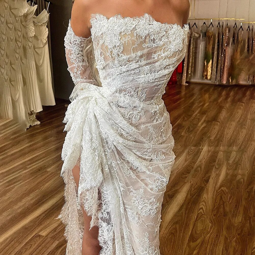 Vestido de novia corte sirena sin tirantes, de encaje, con fruncido, asimétrico y abertura en el muslo. Vestido de novia a medida Y4435