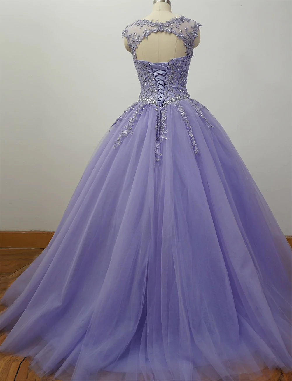 Magnifique robe de bal violette Y1252 ornée d'appliqués et de perles pour Quinceañera