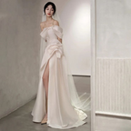 Vestido de novia largo de satén blanco con hombros descubiertos, corte sirena y abertura Y7336