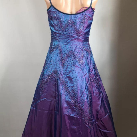 Precioso vestido de noche morado con cuentas, corte en A, tirantes finos, ideal para fiestas y graduaciones (Y7955)