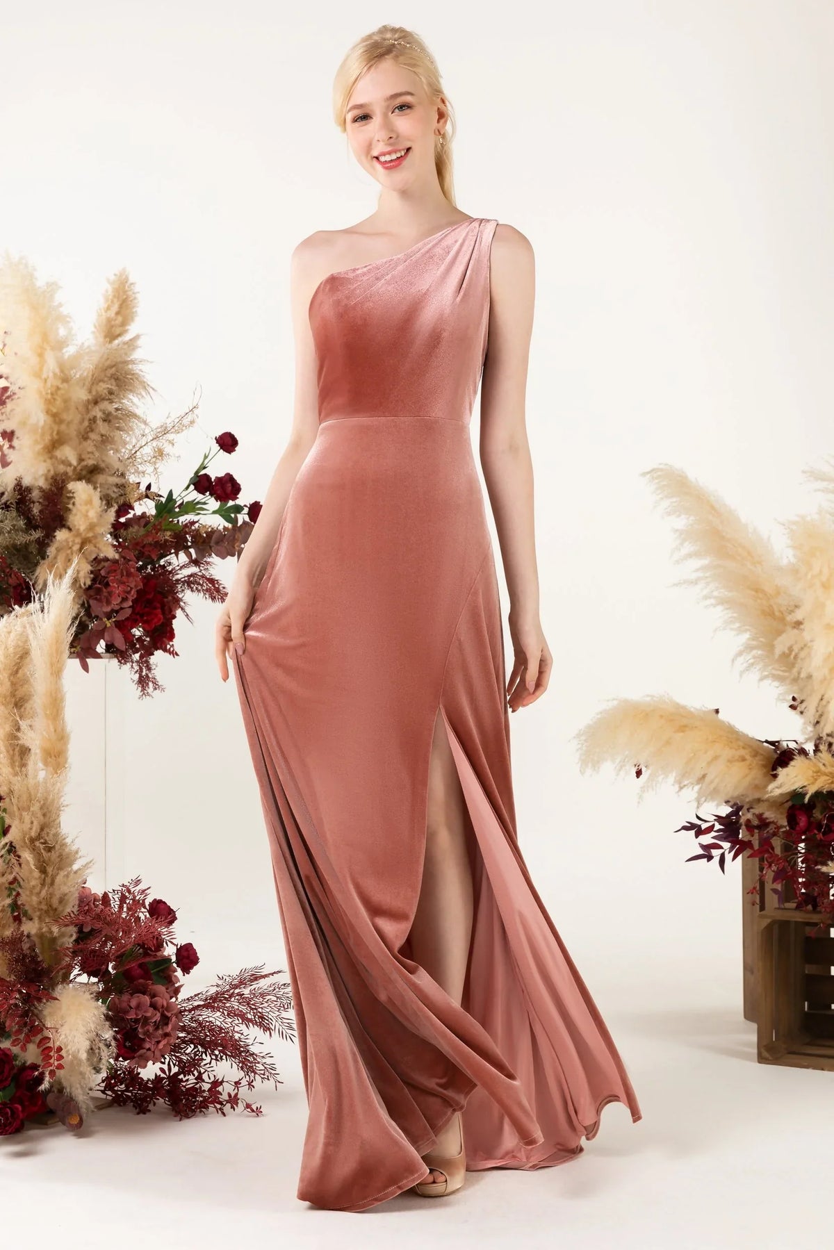 Vestido de dama de honor de terciopelo con cola de cepillo