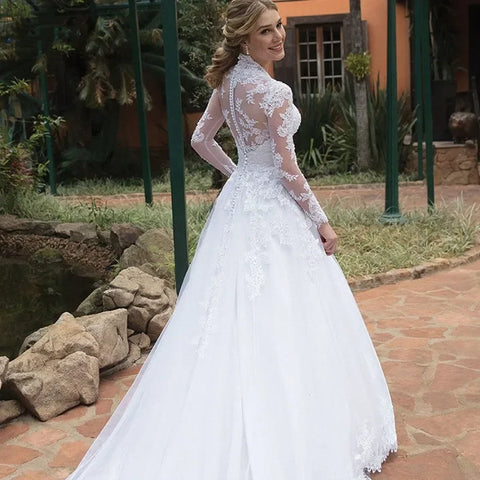 Robe de mariée blanche vintage italienne en dentelle appliquée, manches longues en tulle, décolleté cœur, traîne, style saoudien. 